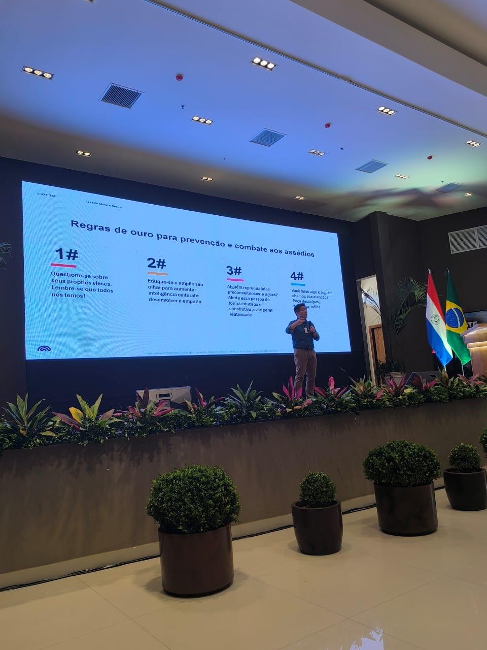 Palestra da Diversitera sobre prevenção e combate ao assédio em evento internacional