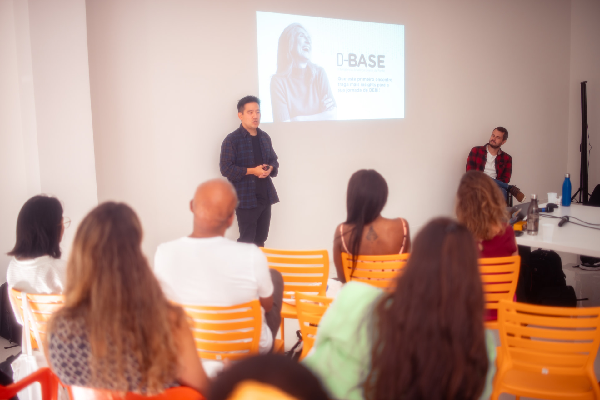 Público atento em evento D-BASE da Diversitera