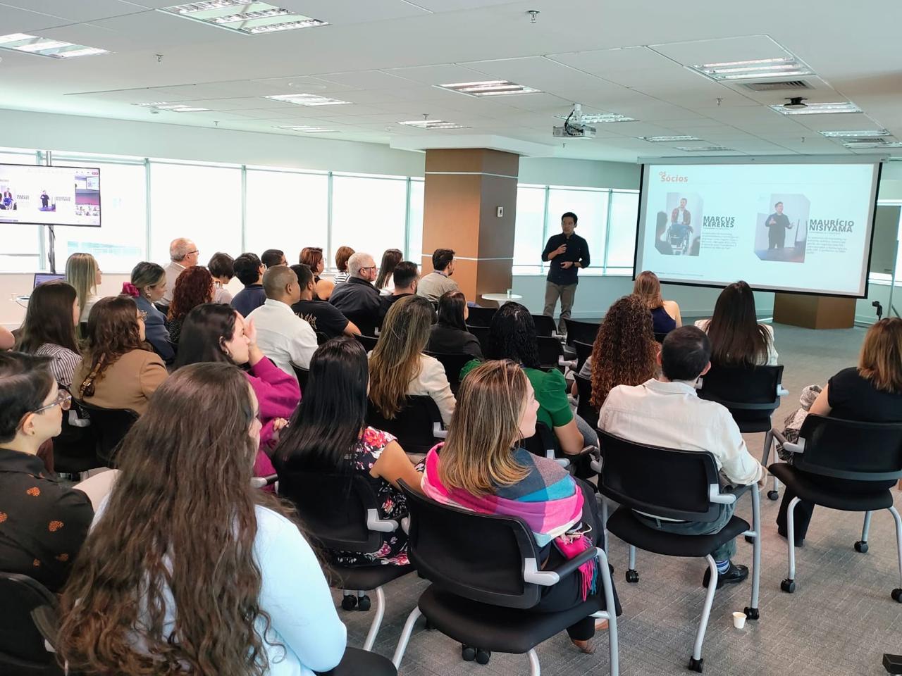 Sócios da Diversitera apresentando dados e metodologia em evento corporativo